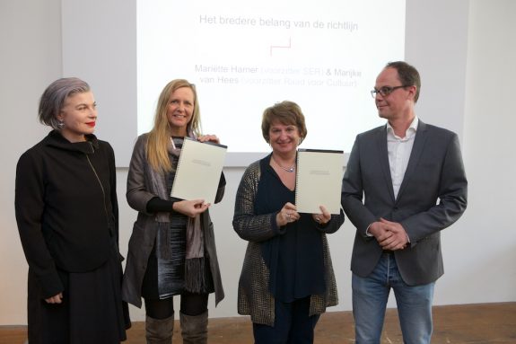 Maria Hlavajova, Marijke van Hees, Mariëtte Hamer en Rune Peitersen bij presentatie Richtlijn Kunstenaarshonoraria. Fotograaf: Ernst van Deursen.